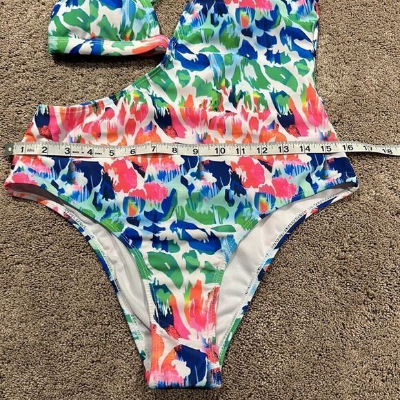One piece swimsuit with cutout!! On trend for season! Size large ! - Picture 6 of 10